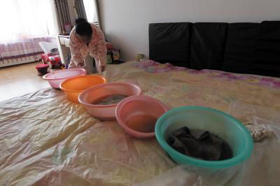 清水河楼上漏水，住户失联，小区没物管，业主维权难！律师来支招……